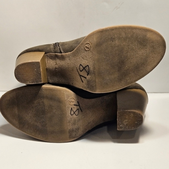 Old Navy SZ 7 3.5" Stacked Heel Faux Olive Green Suede Bootie Zip Close - Picture 10 of 12